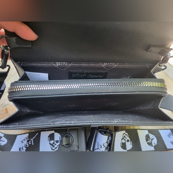 Betsey Johnson Black Embossed Skull Crossbody  XOLANDON - Picture 5 of 7